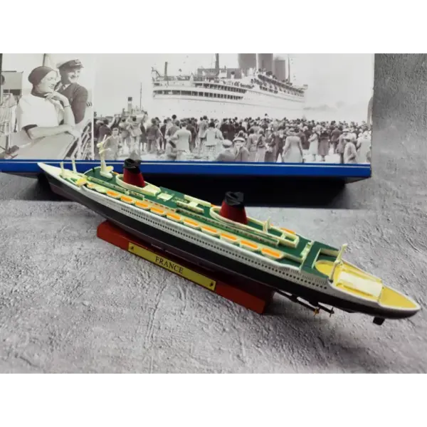 Diecast ATLAS 1/1250 Scale France Ship Model - Image 2