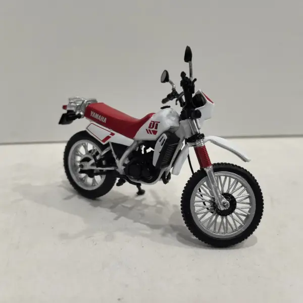 IXO 1:24 Scale Diecast DT 50 LC Motorcycle Model - Image 3