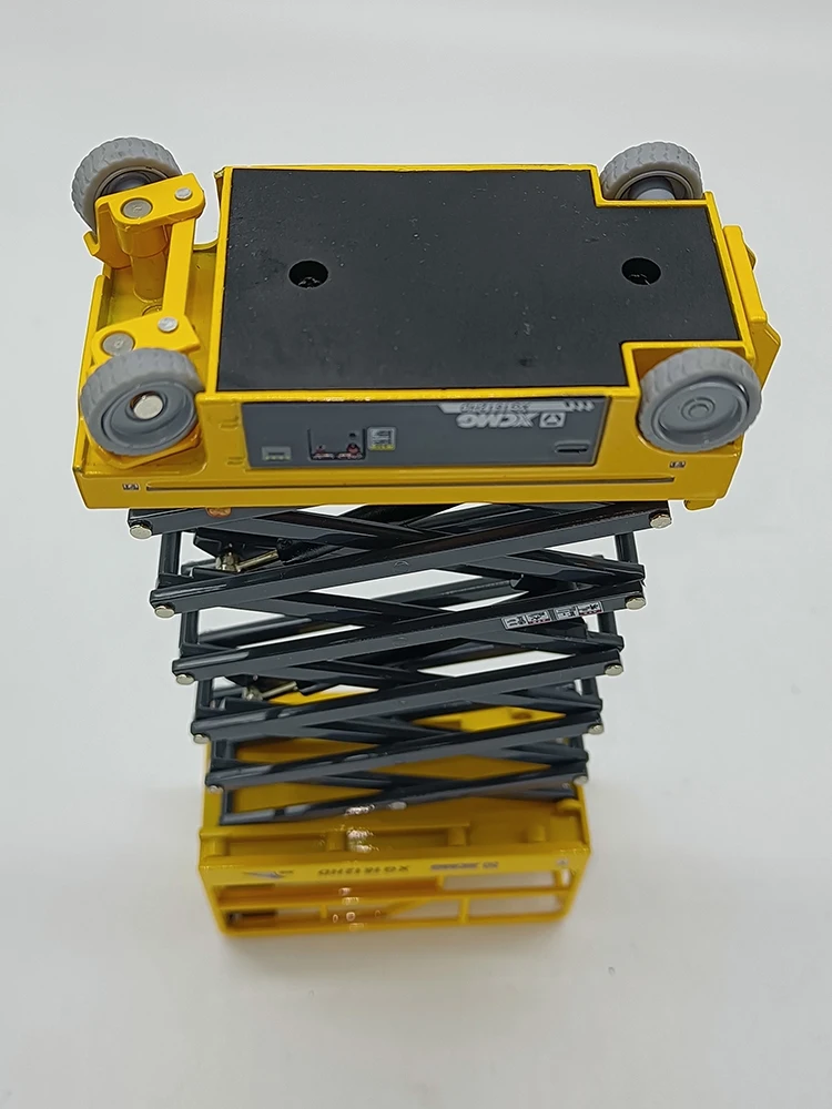 1:35 XCMG 1612 Scissor Lift Model Replica 11 1:35 XCMG 1612 Scissor Lift Model Replica - Image 11