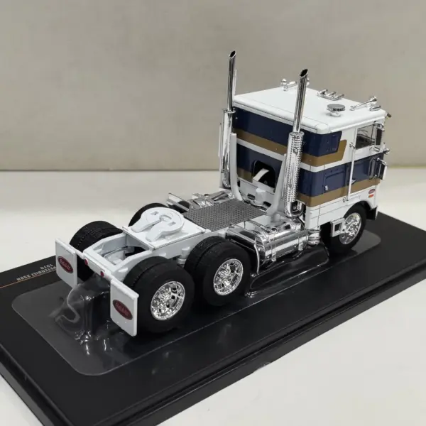 Diecast IXO 1:43 Scale Peterbilt 352 Model - Image 5