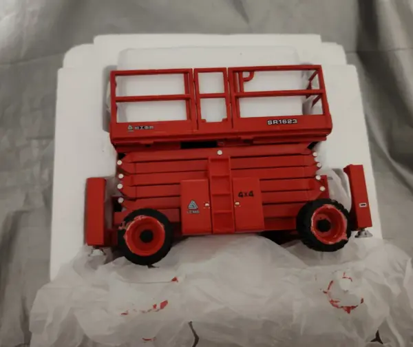 1:30 LGMG 1623 Off-road Scissor Lift Replica - Image 9