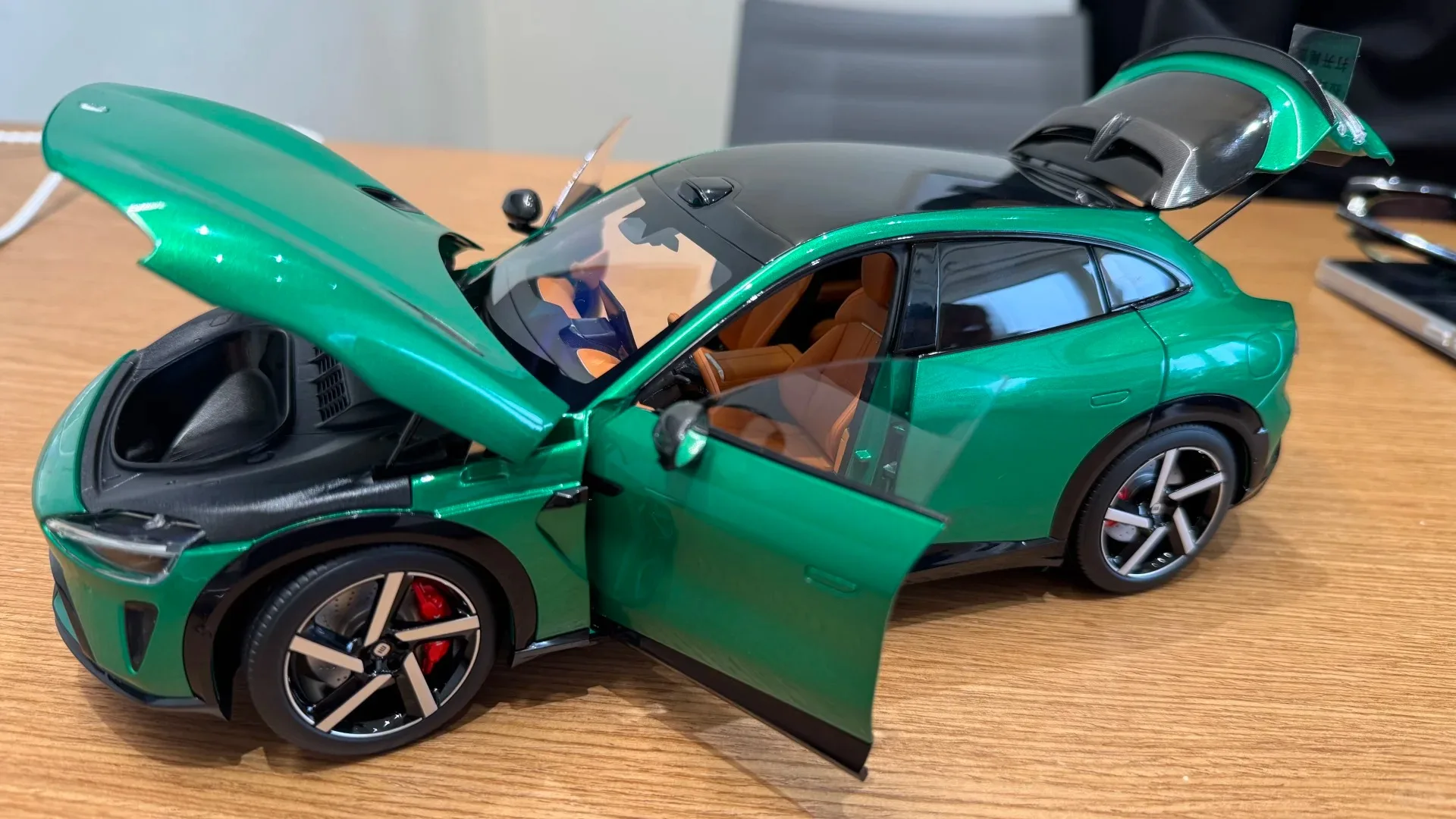 Xiaomi YU7 Jewel Green Titanium Alloy SUV Model 1:18 Scale 800V Medium Large Pure Electric Officially Licensed Collector's Toy 12 Xiaomi YU7 Jewel Green Titanium Alloy SUV Model 1:18 Scale 800V Medium Large Pure Electric Officially Licensed Collector's Toy - Image 12