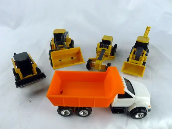ERTL 1:64 Scale Construction Excavator Model - Image 4
