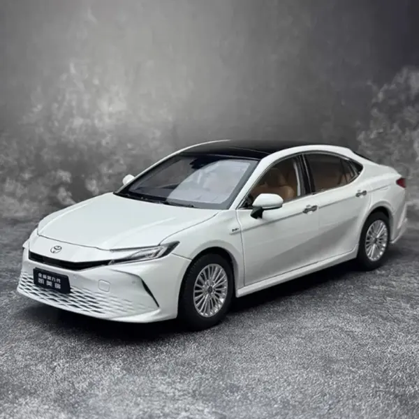 1:18 Scale 2018 Alloy Camry Model Car - Image 8