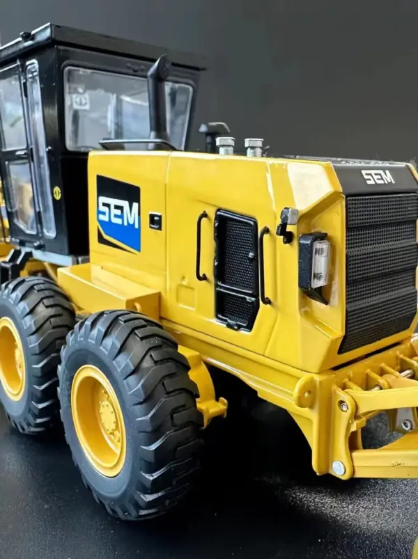 1:35 Scale Diecast SEM Grader Model in Yellow - Image 12