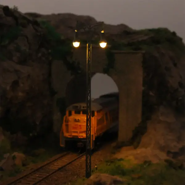 HO Scale Railway Track Lights Set of 3 - Image 4