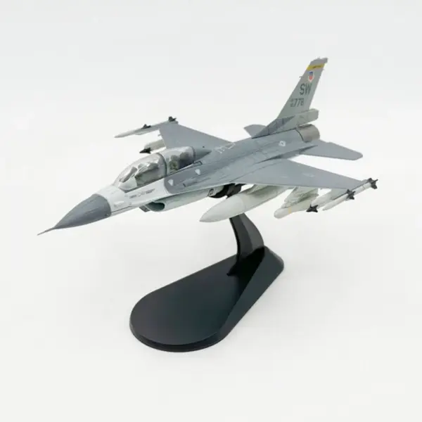 1:72 Scale Diecast F-16D Aircraft Model - Image 3