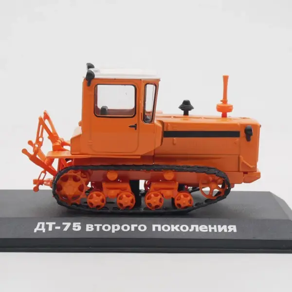 1:43 Scale Soviet DT-75 Crawler Tractor Model for Display - Image 3