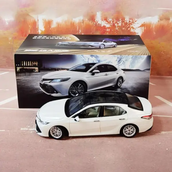 1:18 Scale 2018 Alloy Camry Model Car - Image 6