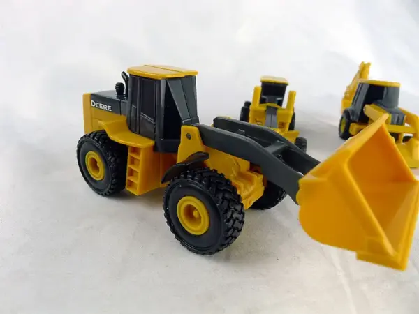 ERTL 1:64 Scale Construction Excavator Model - Image 3