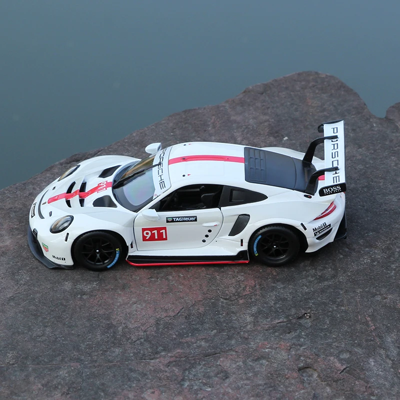 Bburago 1:24 Porsche 911 RSR Diecast Model 7 Bburago 1:24 Porsche 911 RSR Diecast Model - Image 7