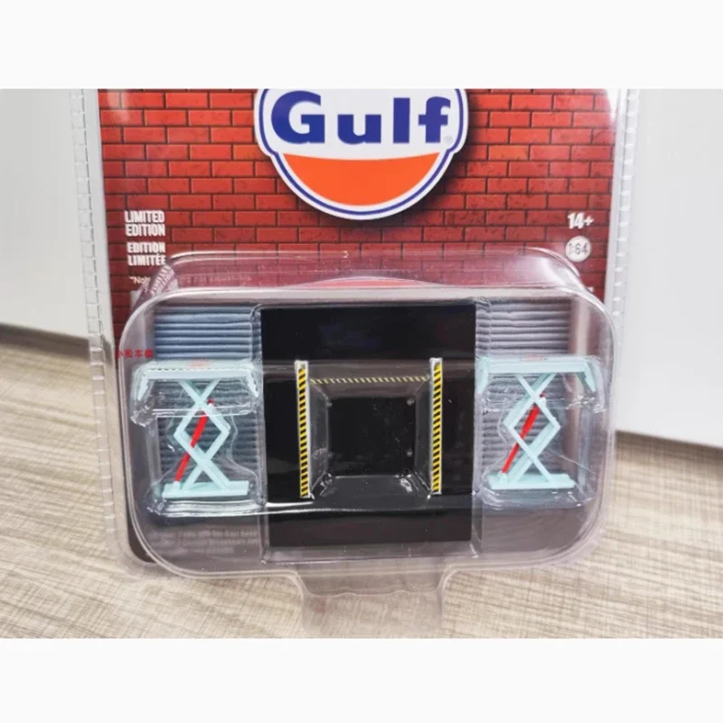 Greenlight 1:64 Double Scissor Lift Collector Model 2 Greenlight 1:64 Double Scissor Lift Collector Model - Image 2