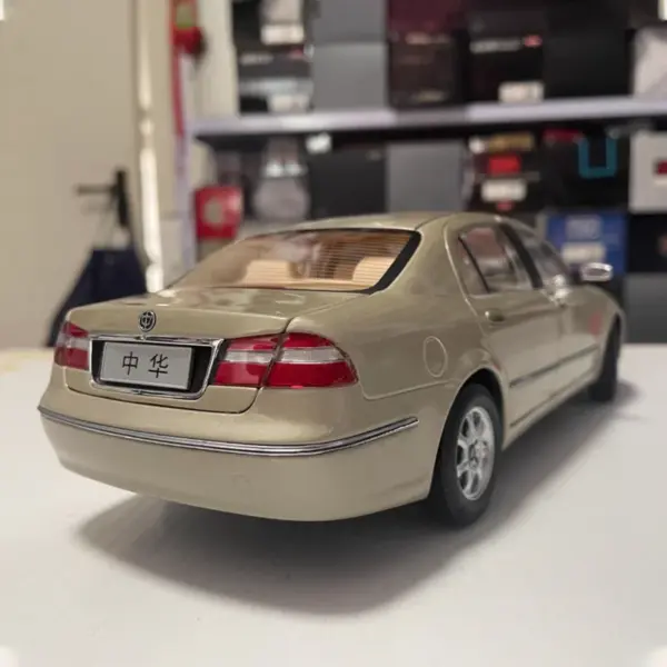 Chenfeng SY7200 1:18 Alloy Model Car - Image 3