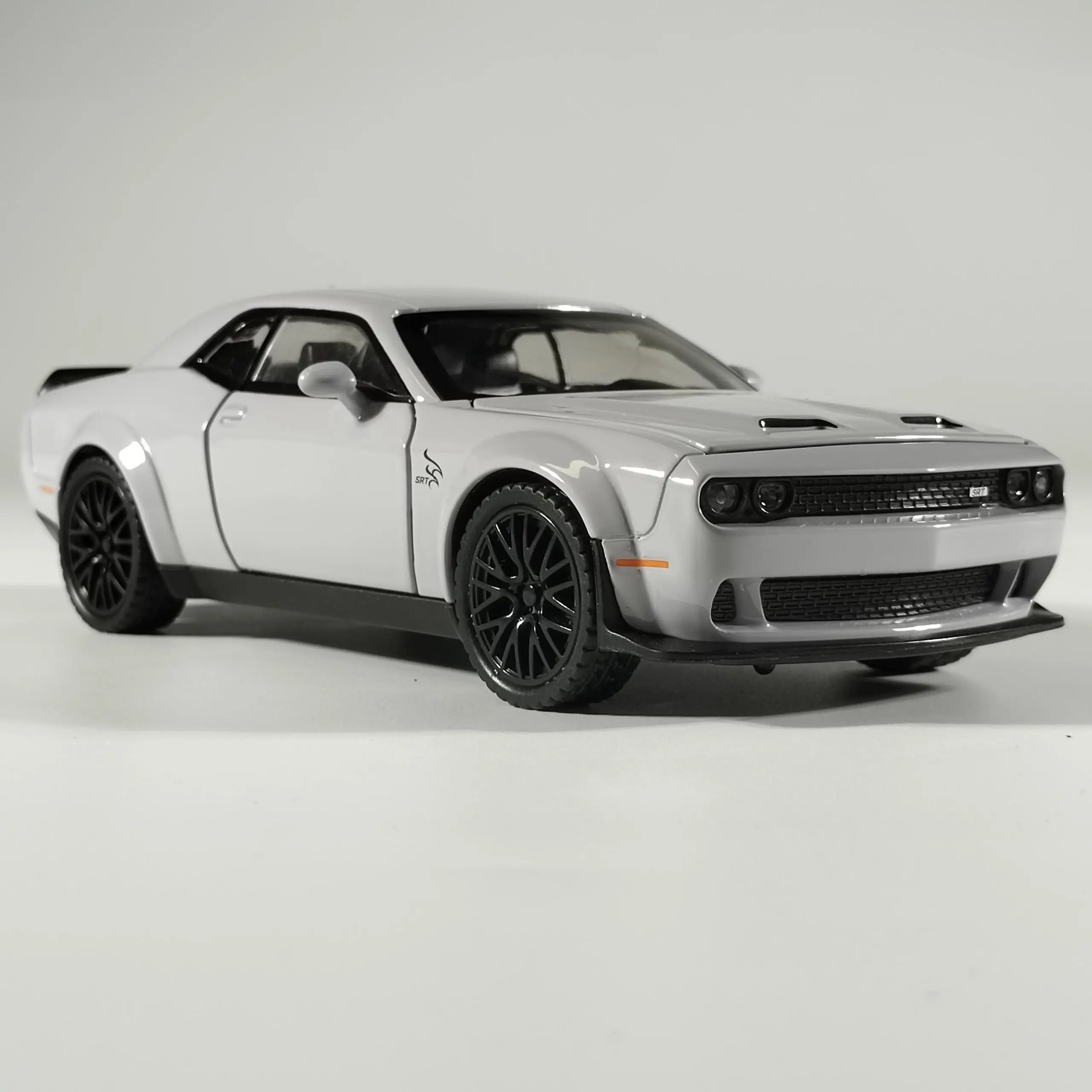 1:32 Dodge Challenger Hellcat Diecast Model Car 4 1:32 Dodge Challenger Hellcat Diecast Model Car - Image 4