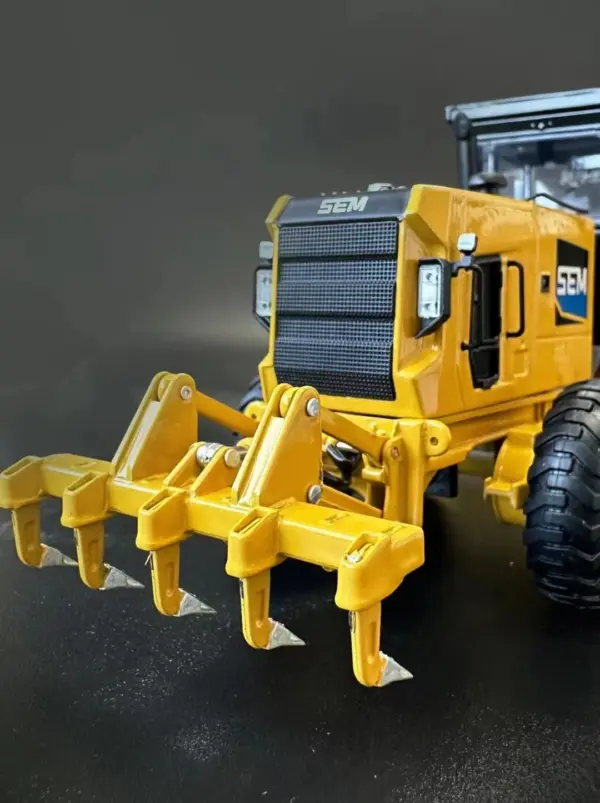 1:35 Scale Diecast SEM Grader Model in Yellow - Image 11