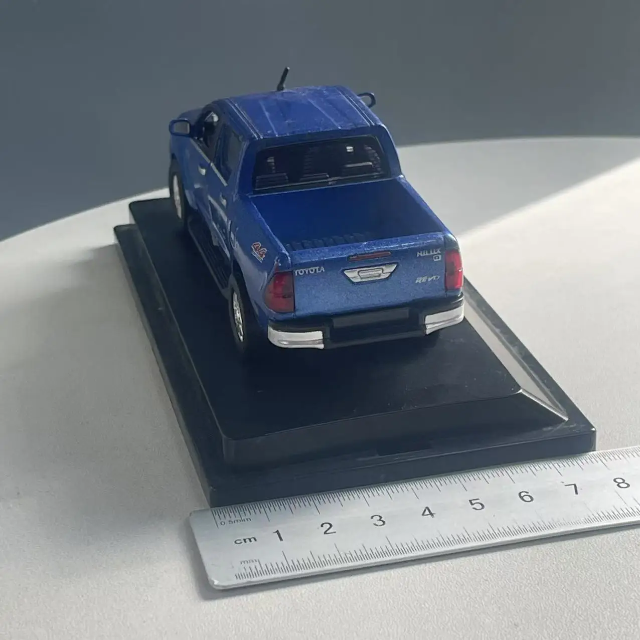 1:43 Scale Toyota Hilux Diecast Model 2 1:43 Scale Toyota Hilux Diecast Model - Image 2