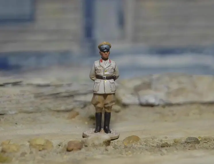 EM001 1/72 German Commanders Set of 3 Alloy Figurines 6 EM001 1/72 German Commanders Set of 3 Alloy Figurines - Image 6