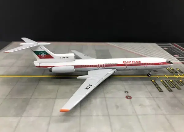 1/400 Scale Tupolev Tu-154 Balkan Diecast Model - Image 4