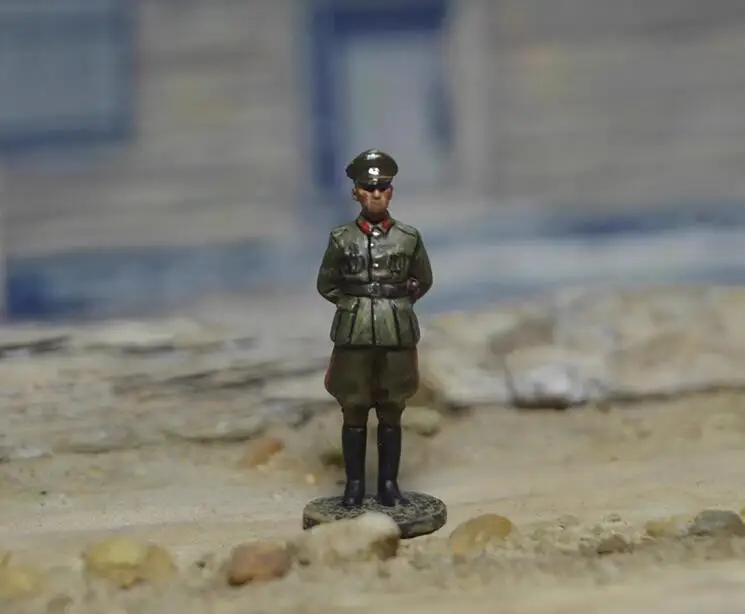 EM001 1/72 German Commanders Set of 3 Alloy Figurines 4 EM001 1/72 German Commanders Set of 3 Alloy Figurines - Image 4