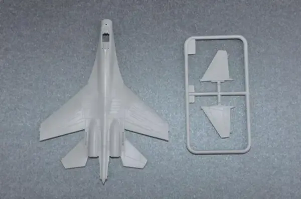 Russian Su-27 Flanker B Scale Model Kit 1/144 - Image 3