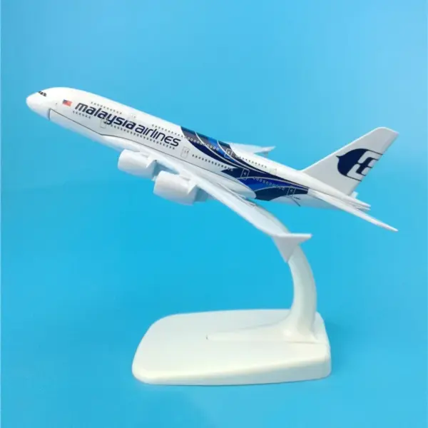 1:400 Scale Airplane Model Collection Display - Image 11