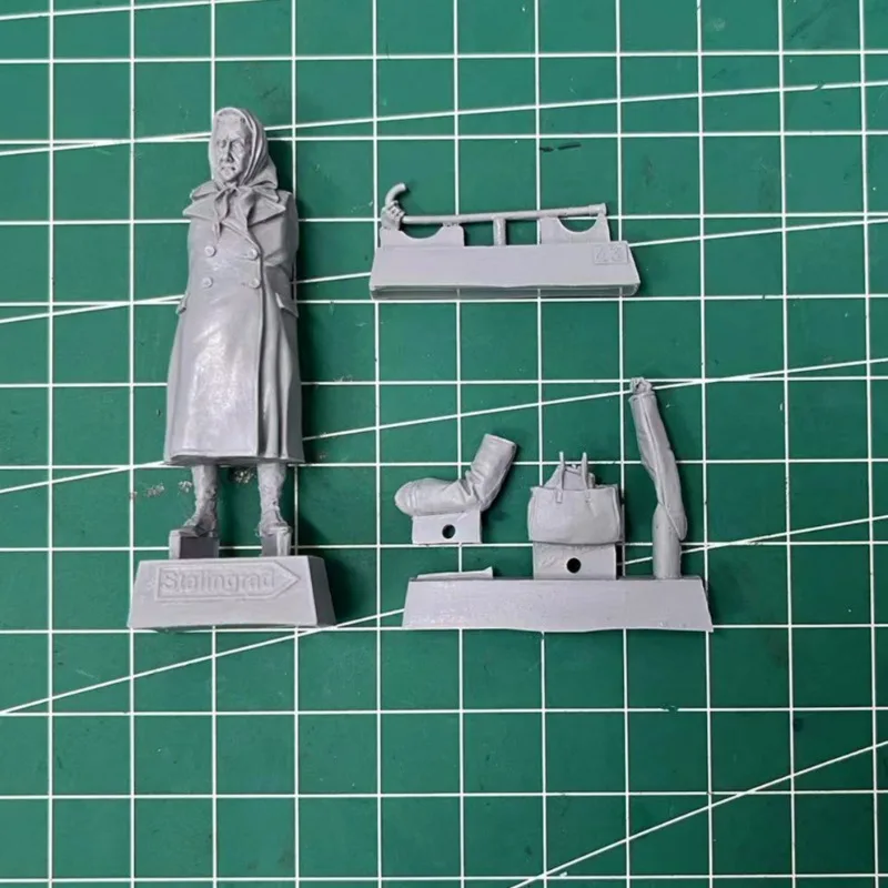 1/35 Scale Resin Elderly Woman Model Kit 4 1/35 Scale Resin Elderly Woman Model Kit - Image 4