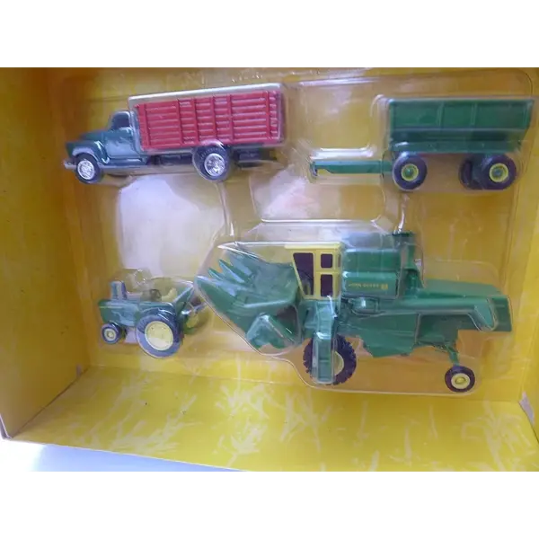John Deere 1:64 Scale Harvesting Set Model - Image 4