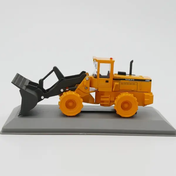 Volvo L180C Diecast Model in Display Case - Image 2