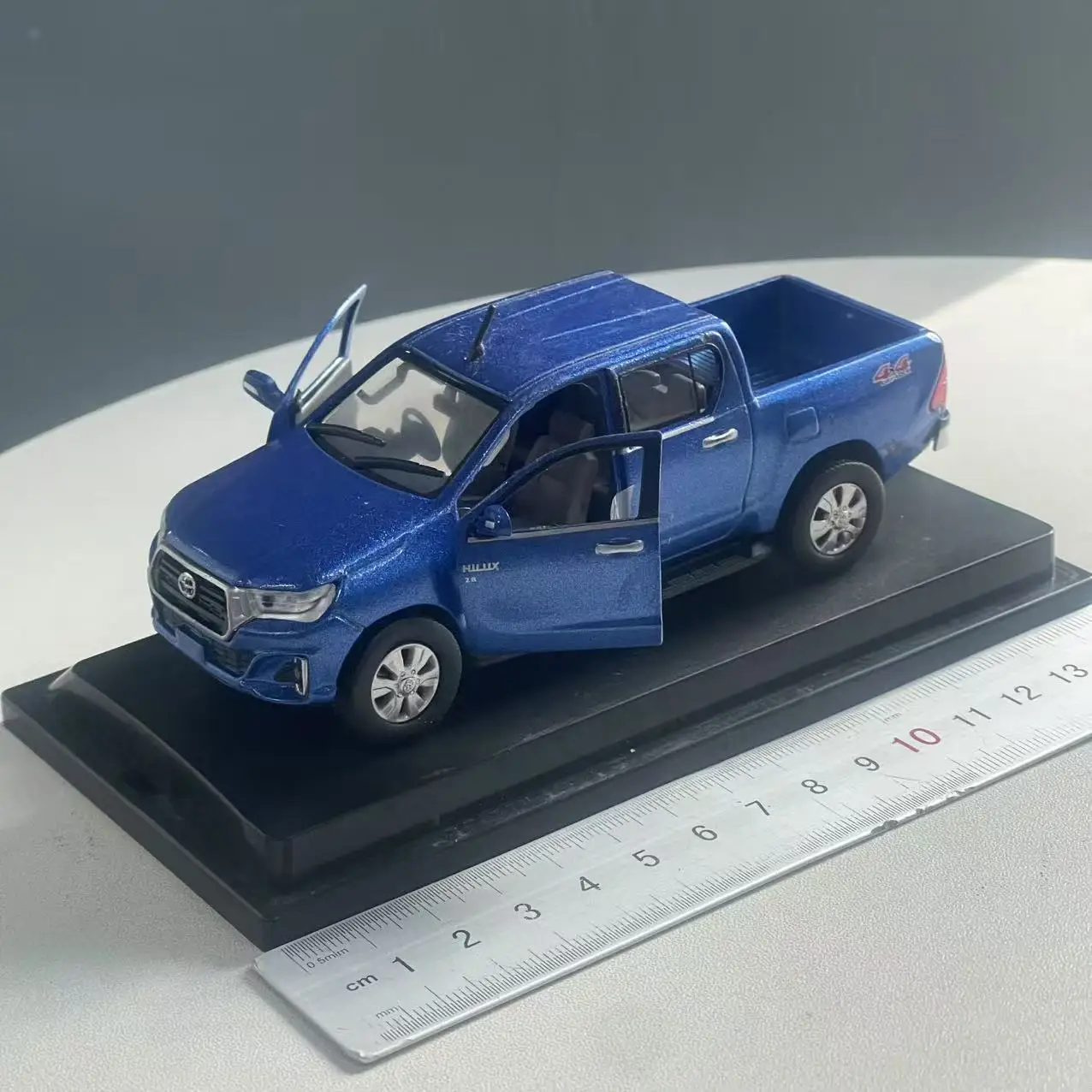1:43 Scale Toyota Hilux Diecast Model 4 1:43 Scale Toyota Hilux Diecast Model - Image 4