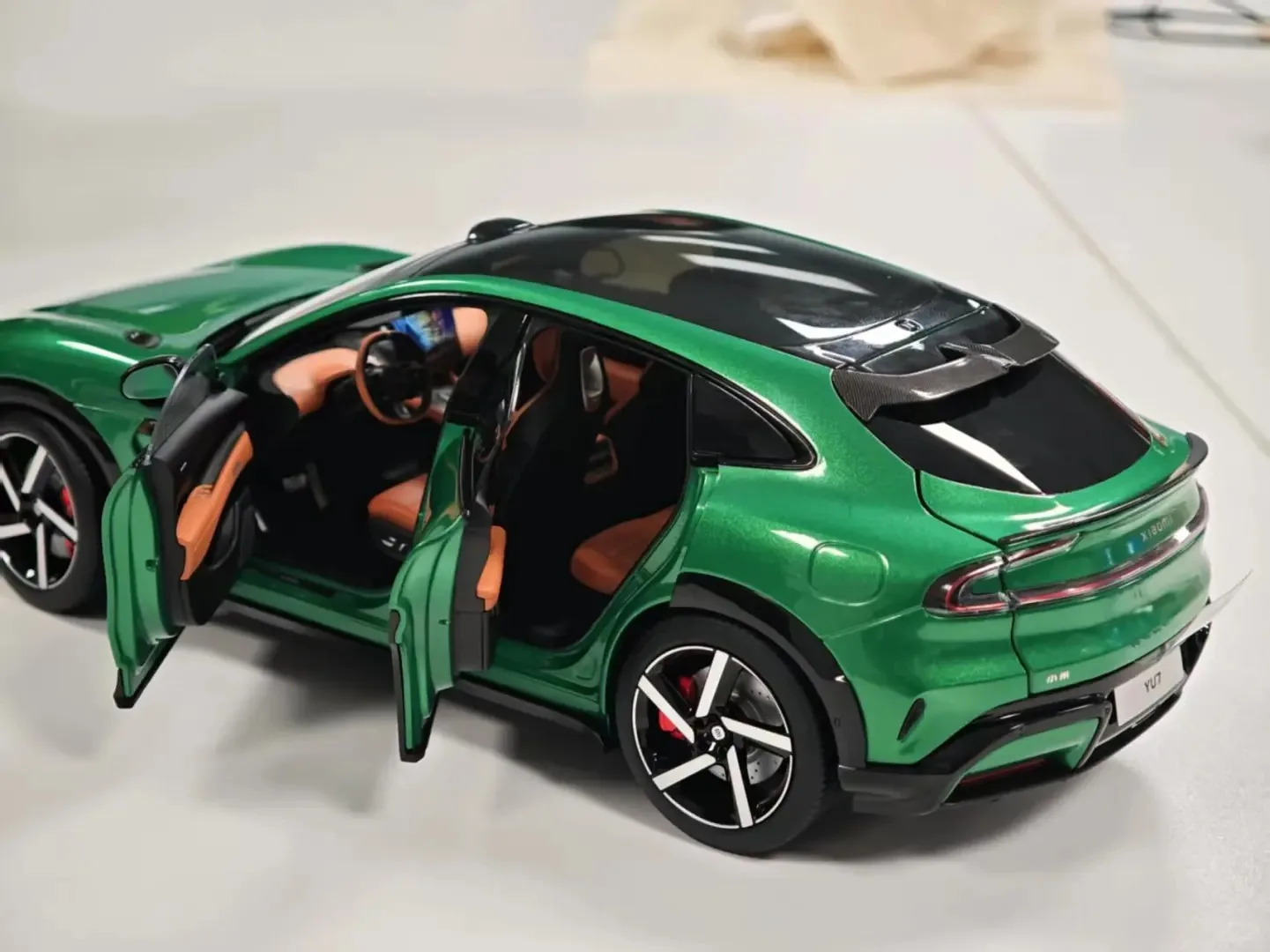 Xiaomi YU7 Jewel Green Titanium Alloy SUV Model 1:18 Scale 800V Medium Large Pure Electric Officially Licensed Collector's Toy 13 Xiaomi YU7 Jewel Green Titanium Alloy SUV Model 1:18 Scale 800V Medium Large Pure Electric Officially Licensed Collector's Toy - Image 13