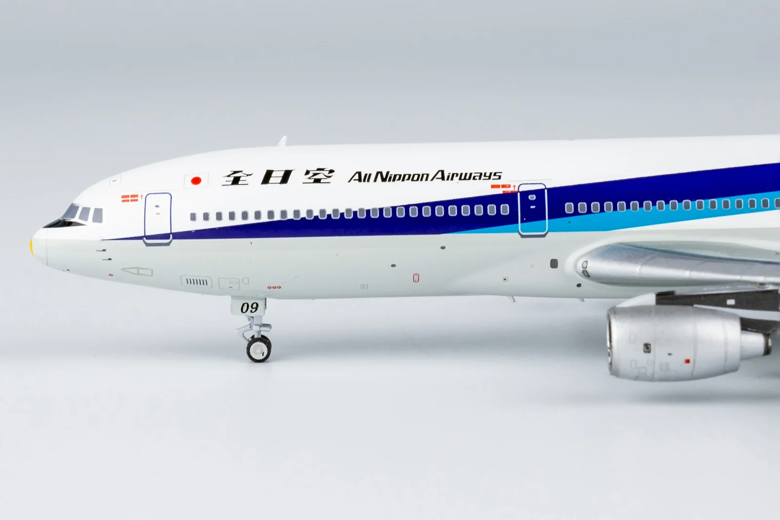 ANA L-1011 Scale Model JA8509 1/400 Collector's Aircraft 2 ANA L-1011 Scale Model JA8509 1/400 Collector's Aircraft - Image 2