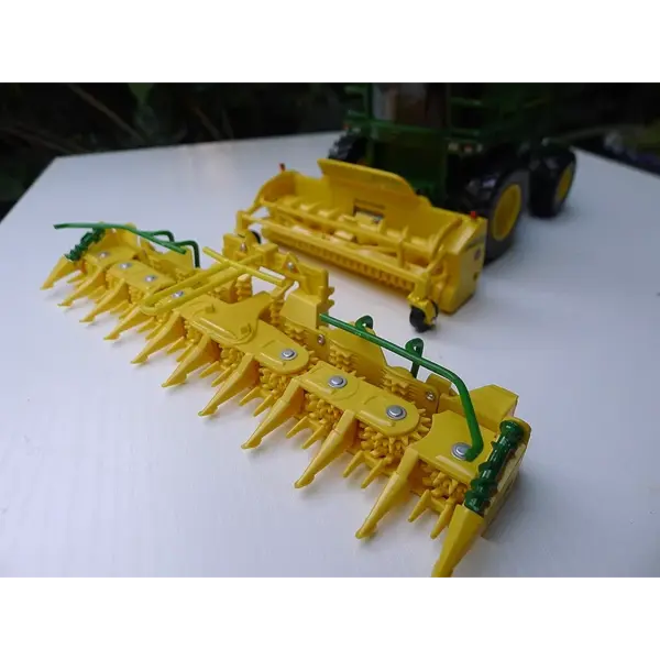 ERTL 1:32 Scale 7500 Combine Harvester Model - Image 4