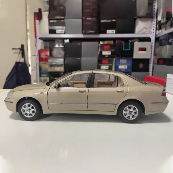 Chenfeng SY7200 1:18 Alloy Model Car - Image 2