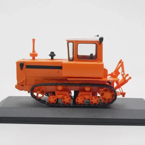 1:43 Scale Soviet DT-75 Crawler Tractor Model for Display - Image 4