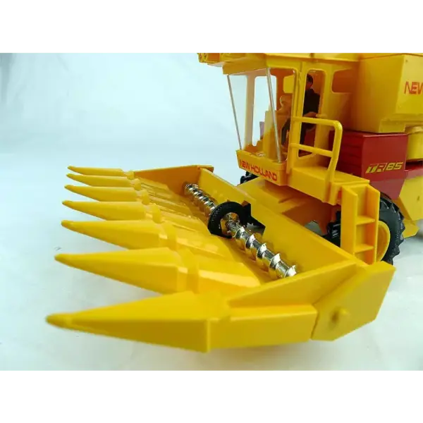 New Holland 1:32 Scale Diecast Combine Harvester - Image 5