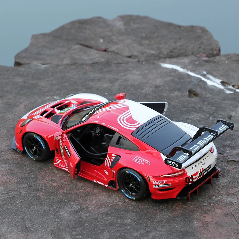 Bburago 1:24 Porsche 911 RSR Diecast Model 5 Bburago 1:24 Porsche 911 RSR Diecast Model - Image 5