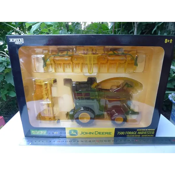 ERTL 1:32 Scale 7500 Combine Harvester Model - Image 6