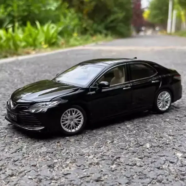 1:18 Scale 2018 Alloy Camry Model Car - Image 3
