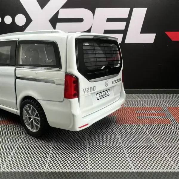 1:32 Diecast Benz V260 MPV Model Car - Image 4
