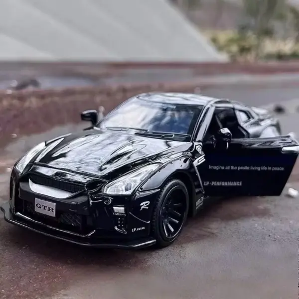 1:32 Skyline GT-R R35 Diecast Car Model - Image 2