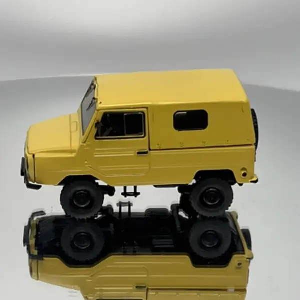 Soviet Luaz 969M 1/43 Scale Diecast Model - Image 3
