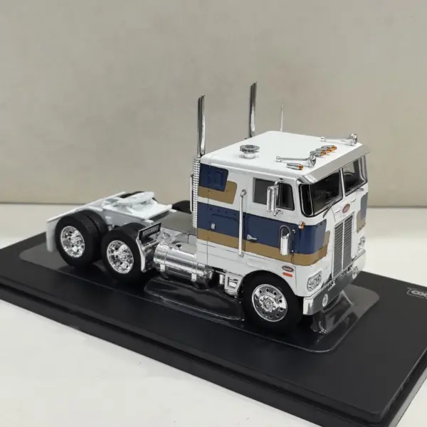 Diecast IXO 1:43 Scale Peterbilt 352 Model - Image 3