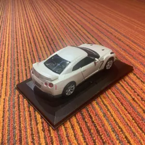 1:32 Bburago Nissan GTR 2009 GT-R R35 Model Car Metal Racing Car Model Simulation Car Decoration Collection Boy Kids Gift Toy 9 S8f986e1fcdd340599eac233399593507y