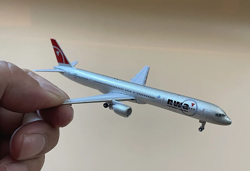 American GJB757-300 Scale Aircraft Model 1:400 6 American GJB757-300 Scale Aircraft Model 1:400 - Image 6