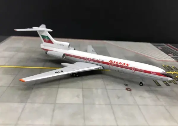 1/400 Scale Tupolev Tu-154 Balkan Diecast Model - Image 3
