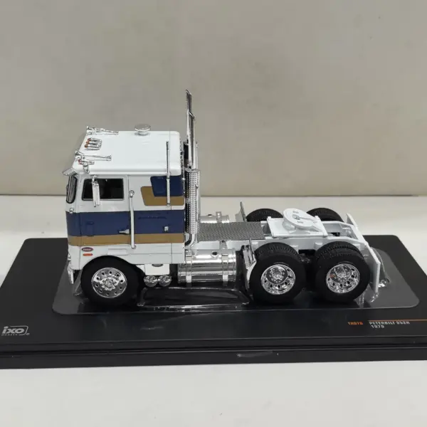 Diecast IXO 1:43 Scale Peterbilt 352 Model - Image 2