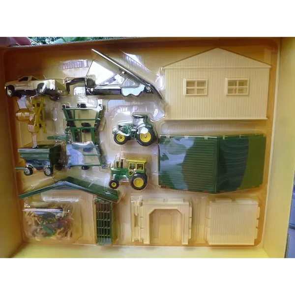 ERTL 1:64 Scale Diecast Tractor Farm Set - Image 4