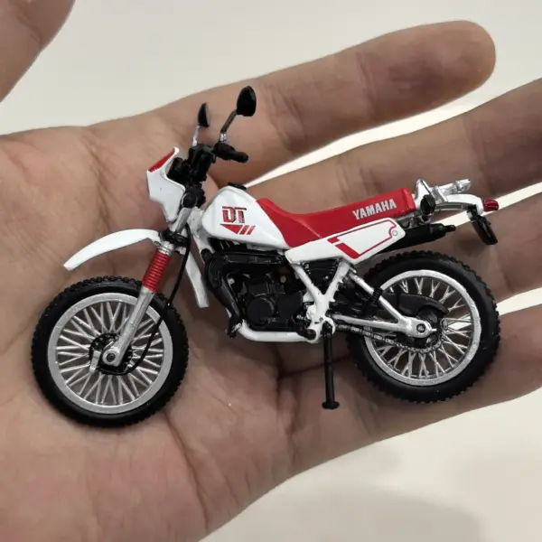 IXO 1:24 Scale Diecast DT 50 LC Motorcycle Model - Image 4