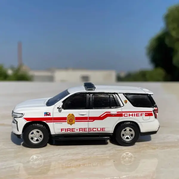 1:64 Scale Chevrolet Tahoe Diecast Model - Image 3