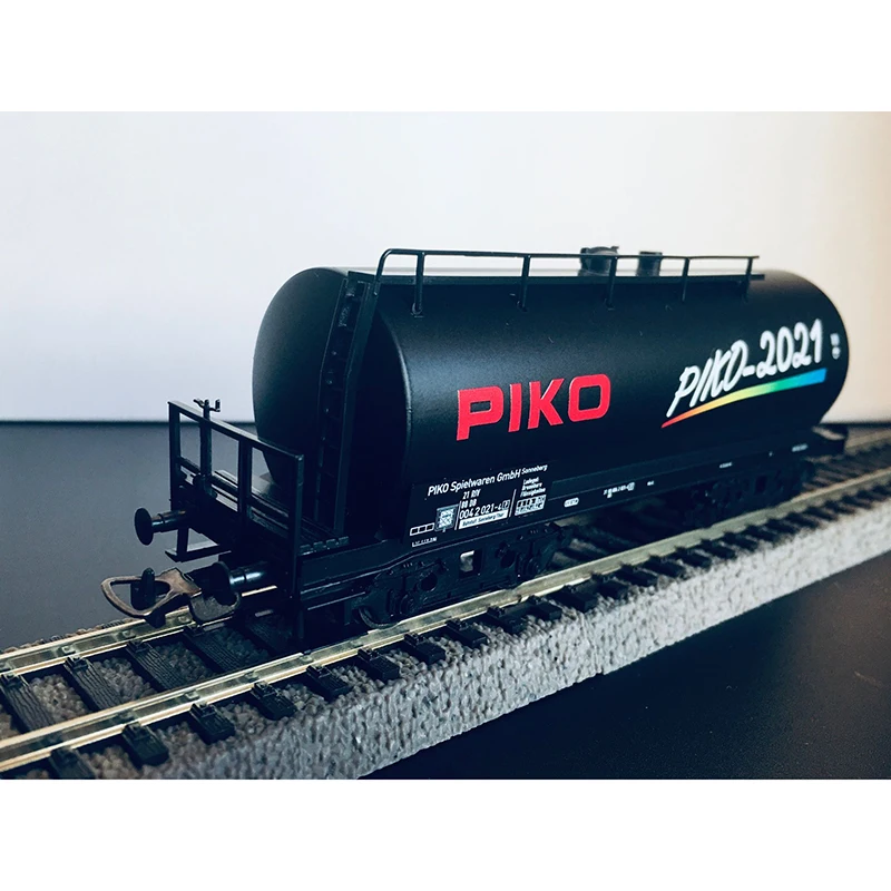 HO Scale 1/87 2022 Grey Tanker Car Model 4 HO Scale 1/87 2022 Grey Tanker Car Model - Image 4